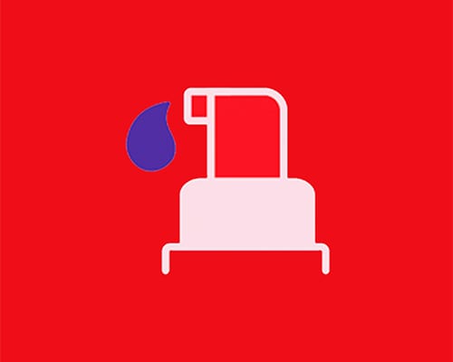 Serum Optic White Purple yang dikeluarkan dari botol pompa