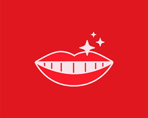 Bibir tersenyum dengan gigi yang berkilau