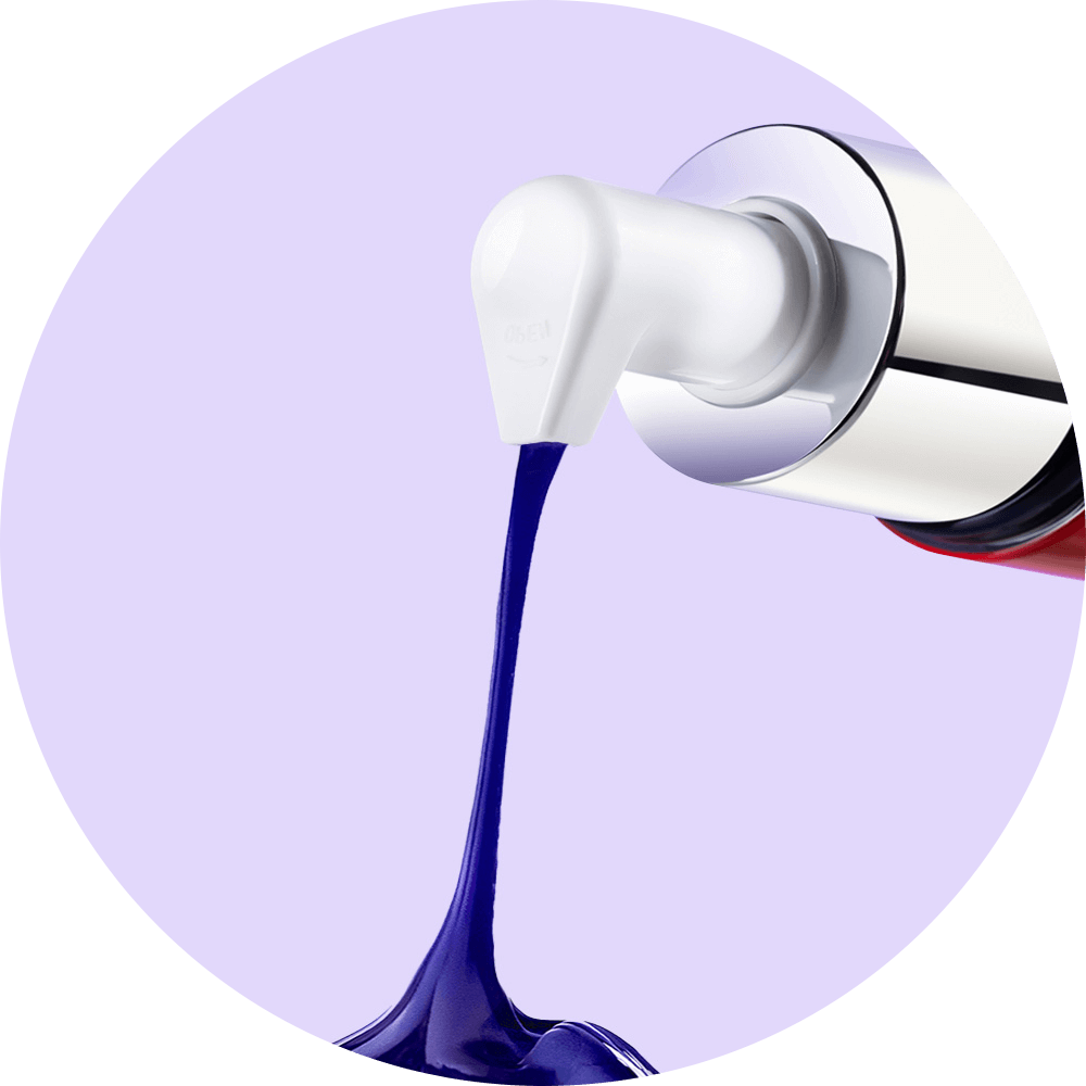 Serum Optic White Purple yang licin & halus dikeluarkan dari botol pompa