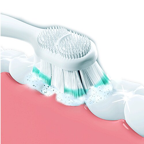 Sikat gigi berbusa saat menyikat gigi